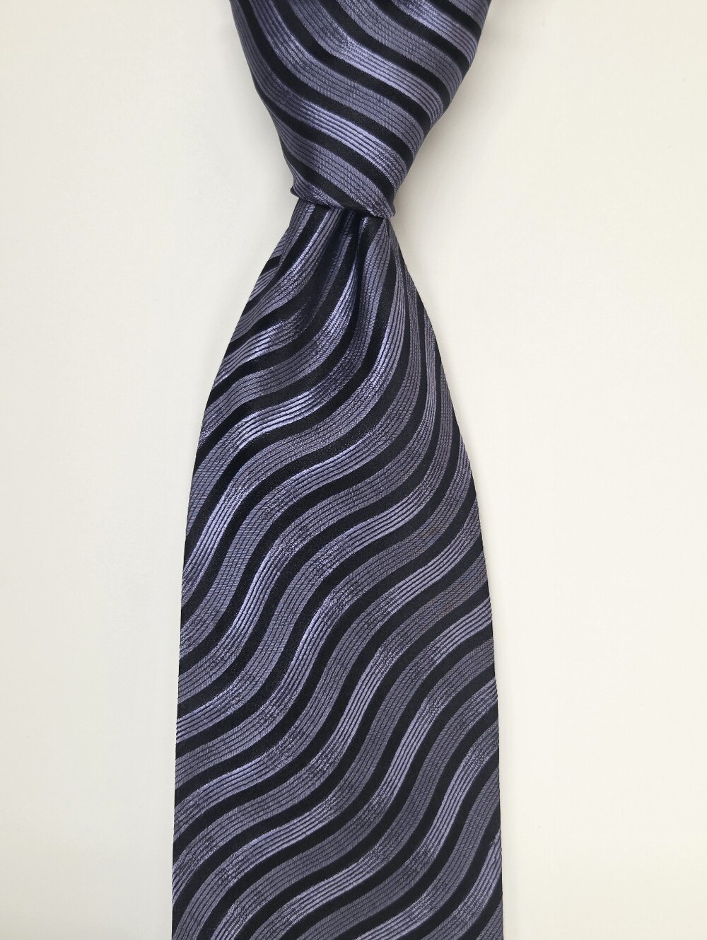 Vintage Hugo Boss Mens Tie Black Gray Wavy Stripe 100% Silk Made in Italy